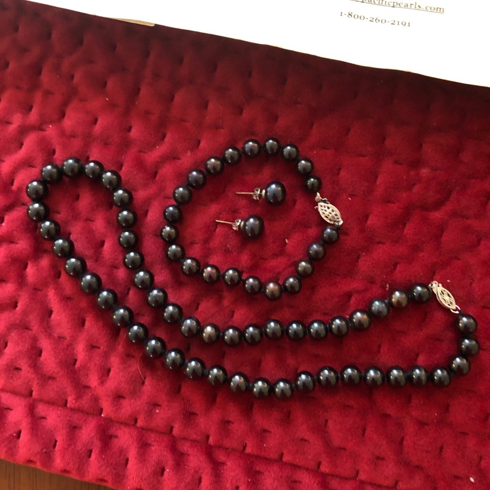 AAA FRESHWATER PEARL SET IN BLACK
